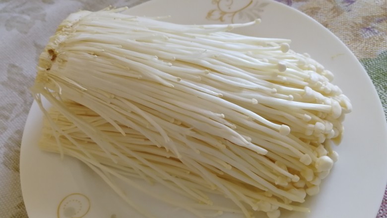 凉拌双菇,<a style='color:red;display:inline-block;' href='/shicai/ 234'>金针菇</a>降脂降压,常食益智健脑。