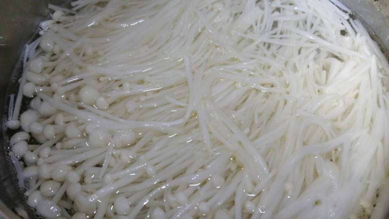 凉拌双菇,水开放入金针菇,焯水30秒,捞出过凉水。