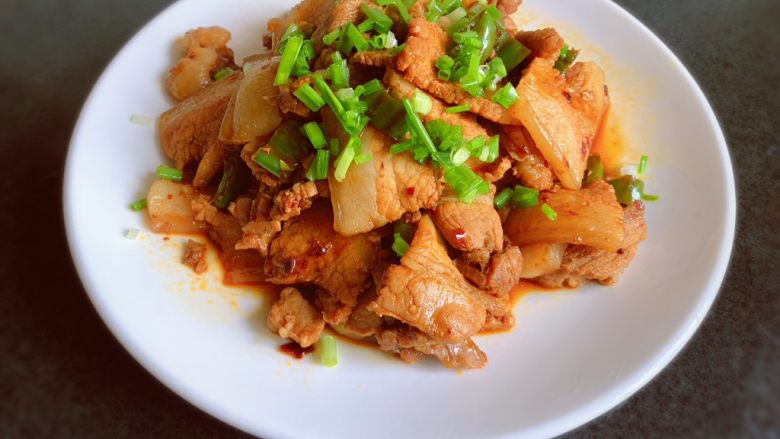 回锅肉,装盘,撒上葱花