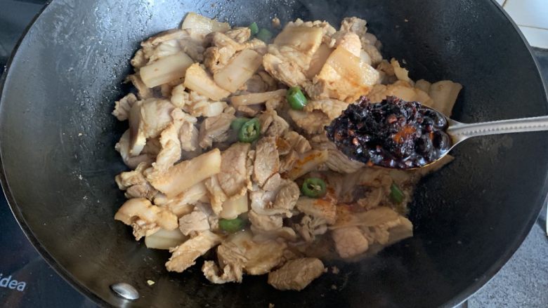 回锅肉,来一勺回锅肉绝配的<a style='color:red;display:inline-block;' href='/shicai/ 10084'>老干妈</a>