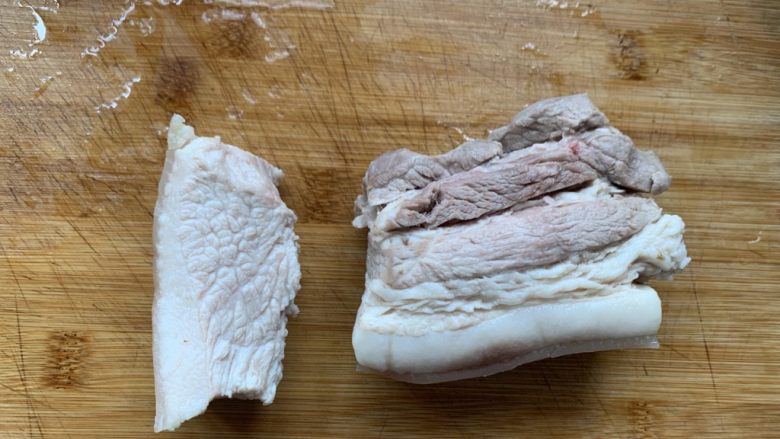 回锅肉,捞出来,冲洗干净