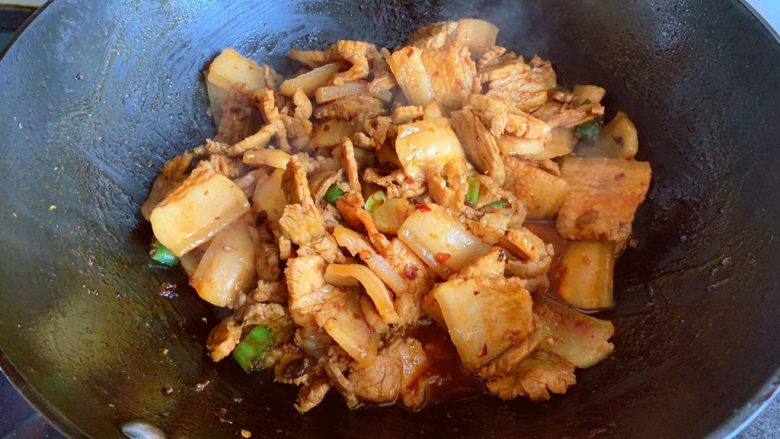 回锅肉,再少许加点清水,翻炒入味