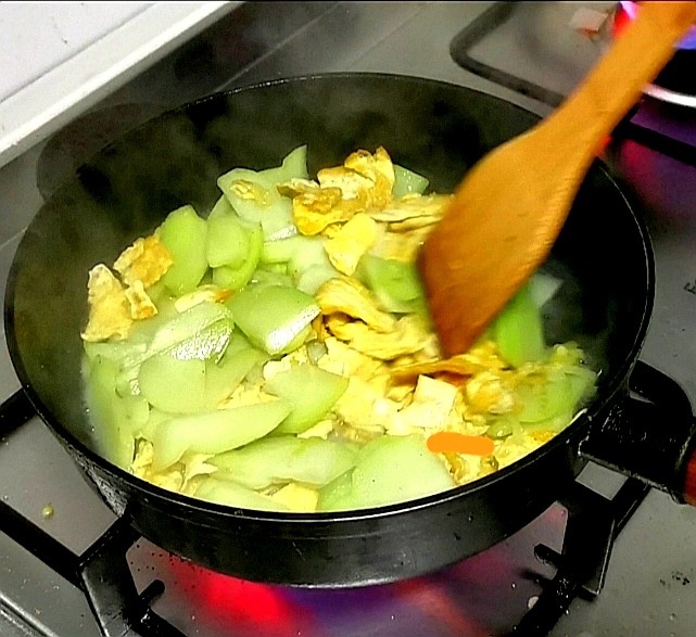 佛手瓜炒鸡蛋,再将炒好的<a style='color:red;display:inline-block;' href='/shicai/ 9'>鸡蛋</a>倒入炒锅内继续翻炒,大约翻炒五分钟左右。