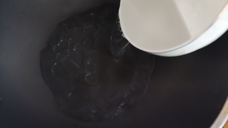 酸酸甜甜~雪花山楂球,锅烧热,倒入称好的水