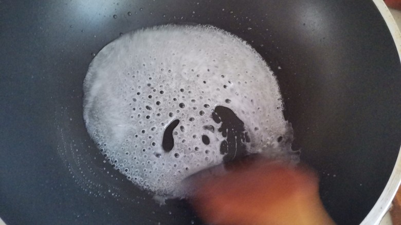 酸酸甜甜~雪花山楂球,熬至冰糖全部融化,转小火继续熬至出来绵密的小泡泡,这个熬的过程是把水分全蒸发掉