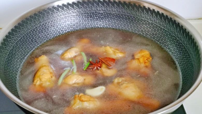 鸡腿炖蘑菇,加入纯净水,没过鸡腿为佳。