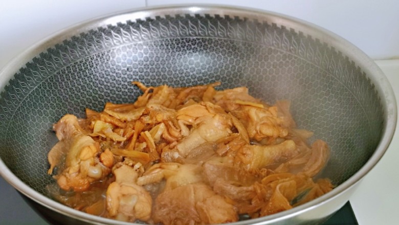 鸡腿炖蘑菇,鸡腿烂按个人口味加入盐,大火收汁,建议不要收干,有点汤汁更好吃。