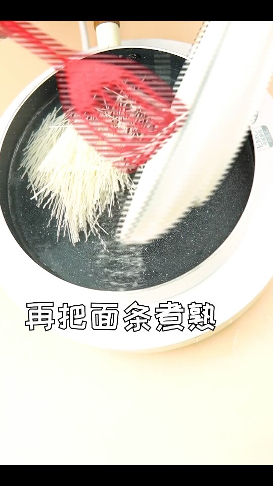 宝宝营养时蔬面,面条煮熟