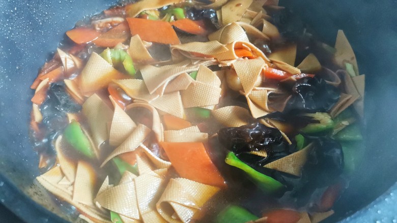青椒炒千张,翻炒均匀,