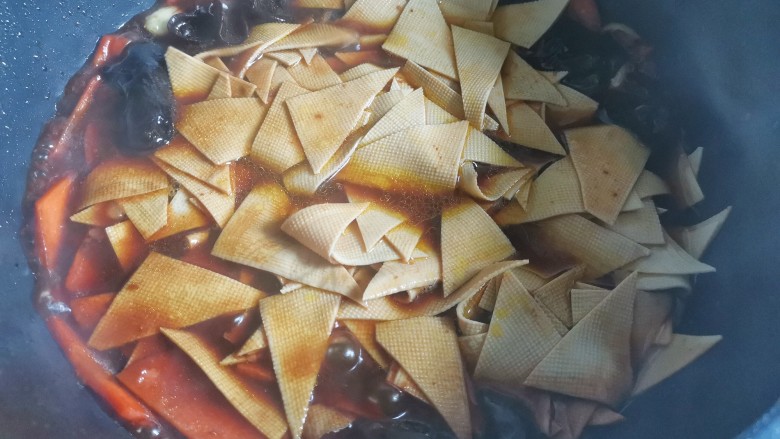 青椒炒千张,加入千张,