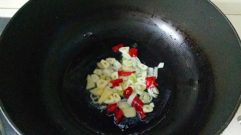 酸辣娃娃菜,炒锅中加入适量花生油,油热放入葱、姜、蒜、干红辣椒翻炒出香味