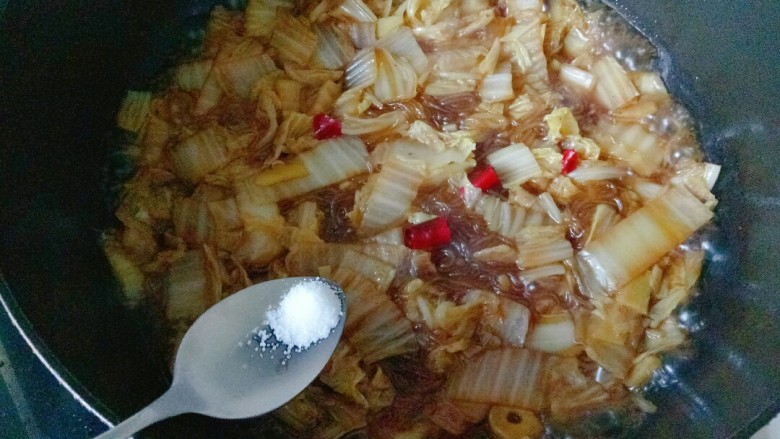 酸辣娃娃菜,煮至粉丝透明,加入适量盐调味,翻炒均匀即可