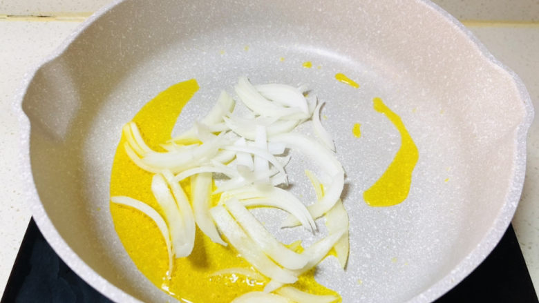 尖椒土豆片,热锅冷油,放入适量食用油炒出香味。