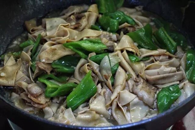 青椒炒千张,最后放入蒜末,再淋入水淀粉翻炒收汁即可。