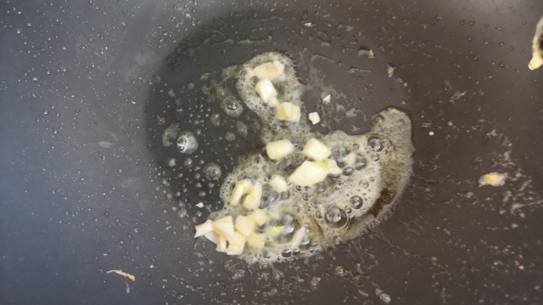佛手瓜炒鸡蛋,锅里留底油,下入大蒜爆香