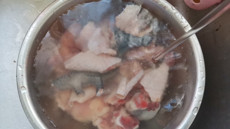 鸡腿炖蘑菇,买回来的鸡腿已经让人家剁好,再洗干净