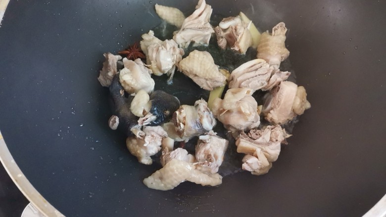 鸡腿炖蘑菇,下入鸡肉翻炒