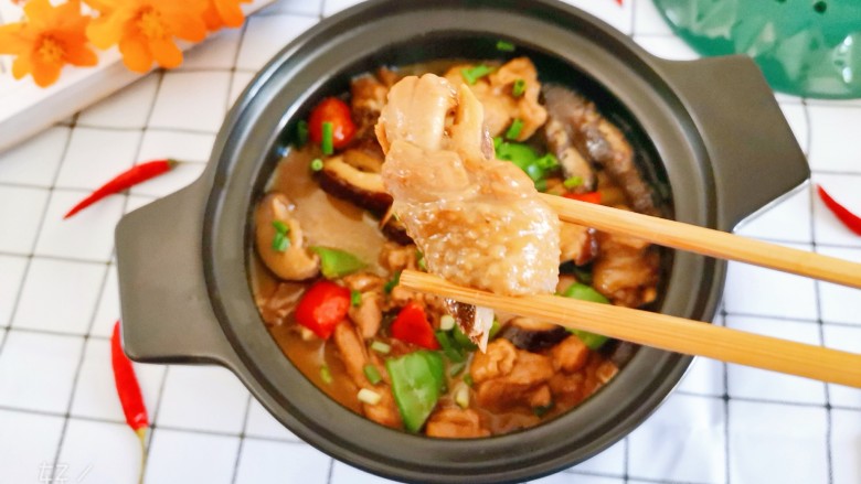 鸡腿炖蘑菇,盛入砂锅,撒上葱花可以开吃了,鸡肉滑嫩,味道鲜美!