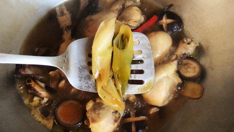 鸡腿炖蘑菇,时间到,捞出烂葱段