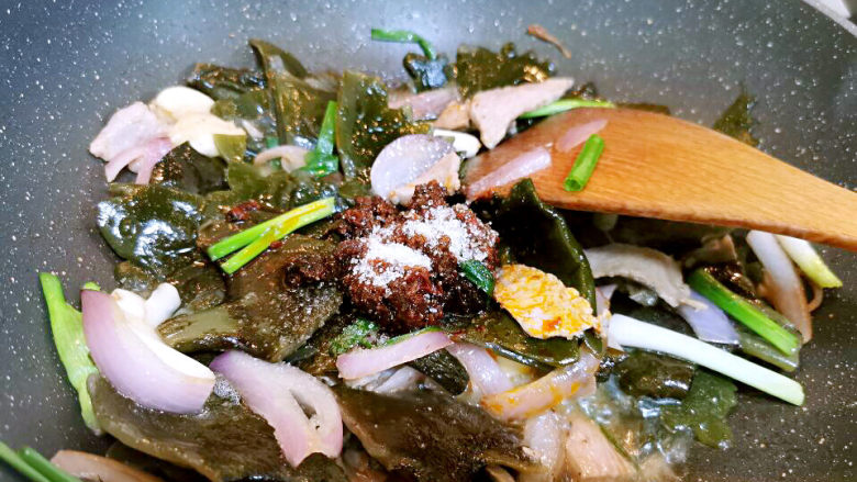 肉丝炒海带头,一大勺拌饭酱及糖、水,大火烧开,大约煮3分钟左右,收汁即可