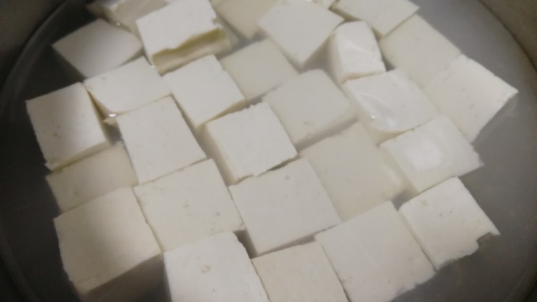 鱼丸豆腐汤,开水里泡几分钟,去豆腥味。
