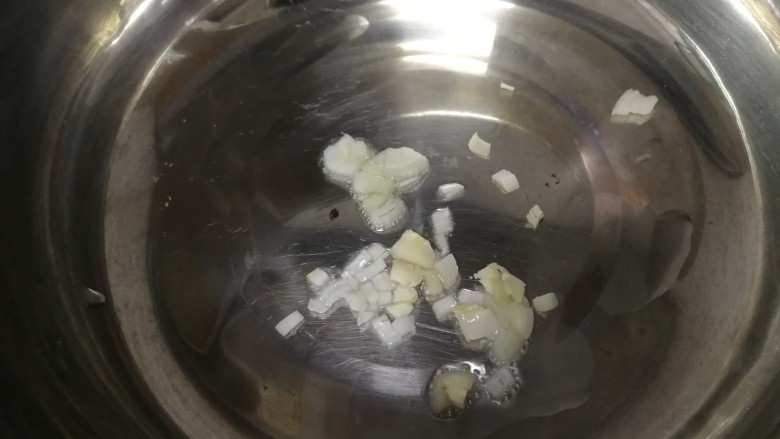 鱼丸豆腐汤,热锅倒入少量的油,放入葱白,小火炒香。