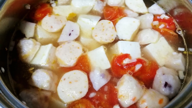 鱼丸豆腐汤,放入豆腐块,文火煮5-6分钟。