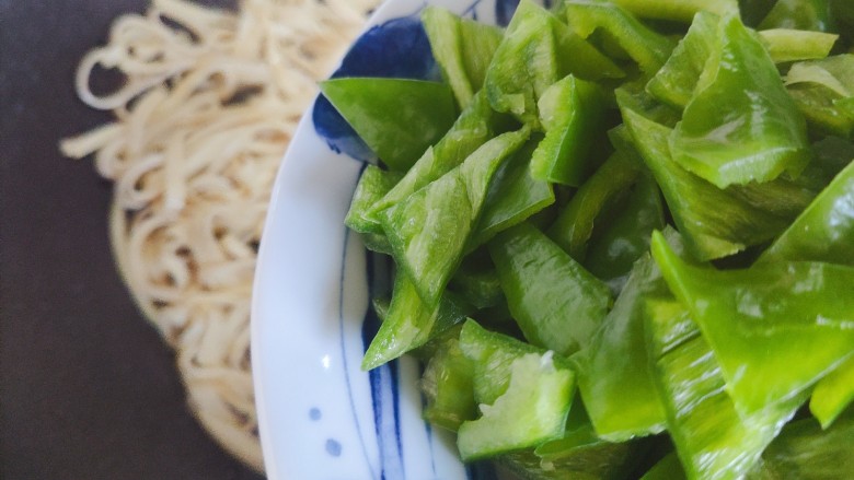 青椒炒千张,加入青椒