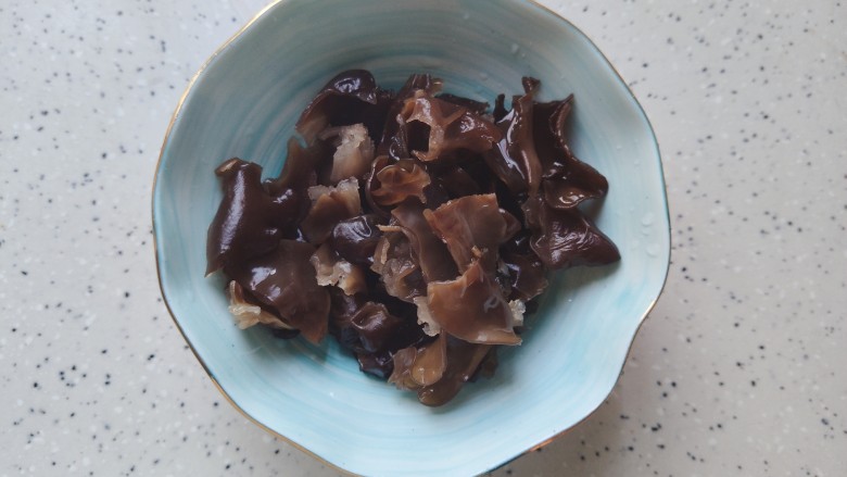 青椒炒千张,泡发好之后的木耳去蒂洗净,撕成小朵