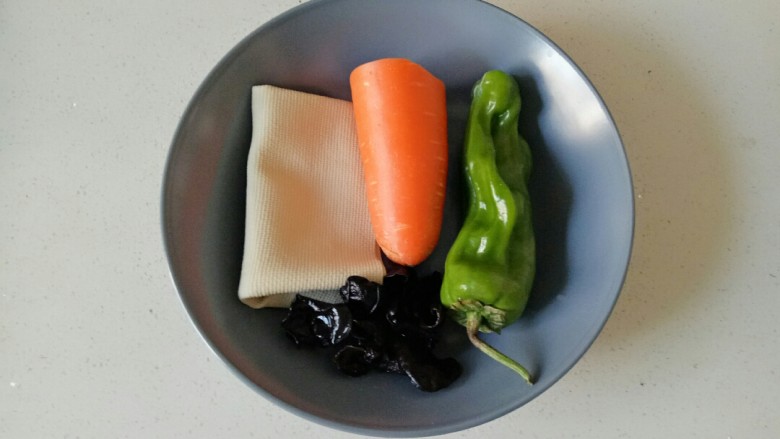 青椒炒千张,准备好需要的食材