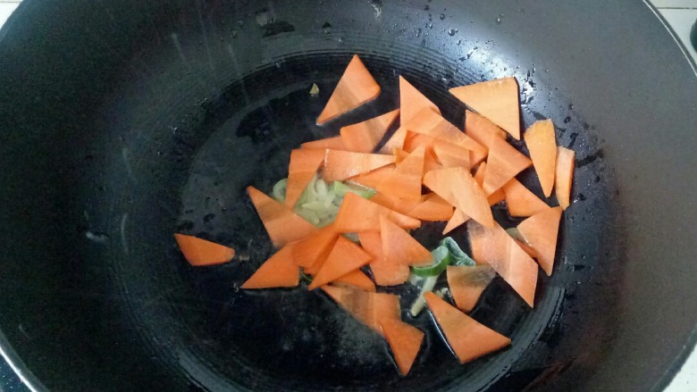 青椒炒千张,加入胡萝卜片翻炒30秒