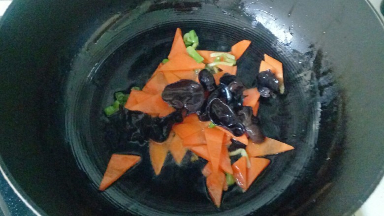 青椒炒千张,加入提前泡发的木耳翻炒片刻