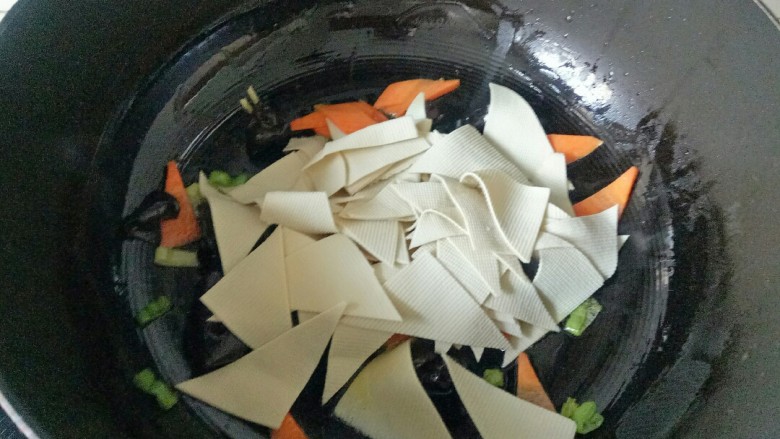 青椒炒千张,加入千张翻炒均匀