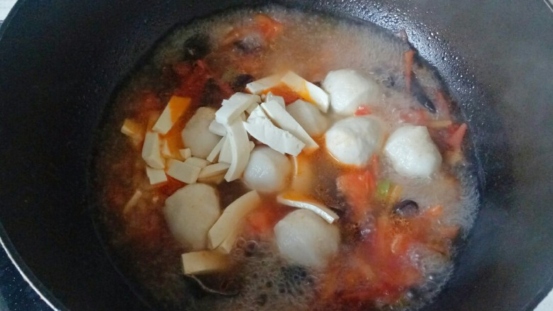 鱼丸豆腐汤,加入豆腐条,焖煮5分钟