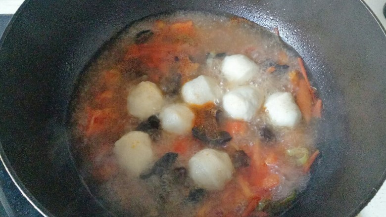 鱼丸豆腐汤,大火煮开,加入泡发的木耳