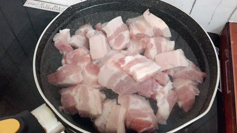 啤酒红烧肉,冷水下锅加入五花肉,焯掉血水