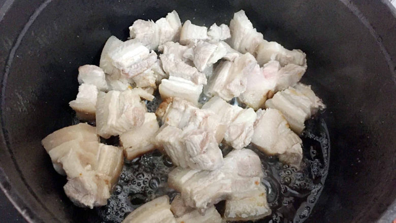啤酒红烧肉,放入五花肉,翻炒至上糖色