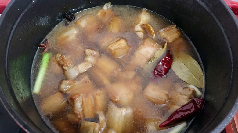 啤酒红烧肉,加入<a style='color:red;display:inline-block;' href='/shicai/ 897'>啤酒</a>,没过食材即可