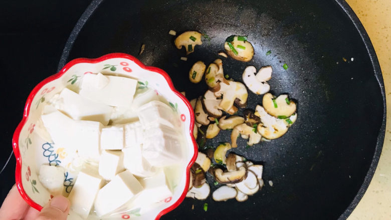 蘑菇炖豆腐,投入豆腐,轻轻地翻炒均匀