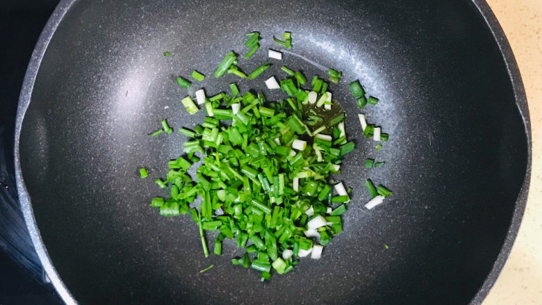 蘑菇炖豆腐,投入葱花,煸炒出葱香