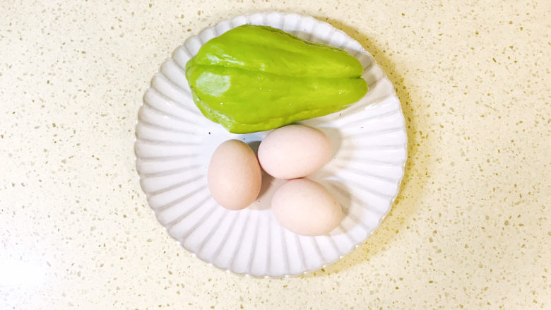 佛手瓜炒鸡蛋,准备好食材