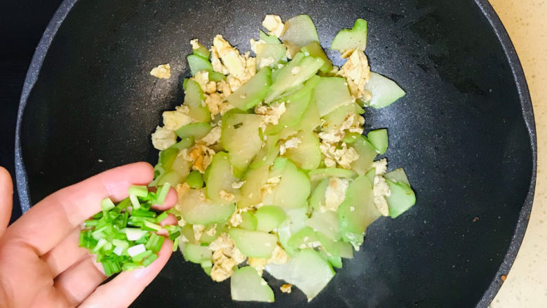 佛手瓜炒鸡蛋,继续翻炒至熟,撒入葱花