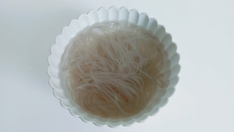 豆芽炒粉丝,<a style='color:red;display:inline-block;' href='/shicai/ 523'>粉丝</a>温水浸泡至软,用剪刀剪成小段。