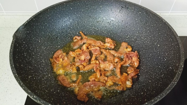 豆芽炒粉丝,热锅热油放蒜泥炒香,再放入牛肉丝煸炒。