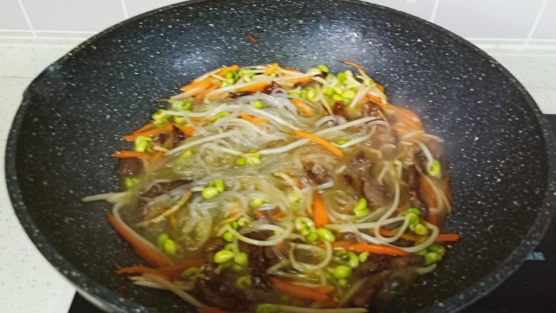 豆芽炒粉丝,最后加入粉丝,放一点点热水。