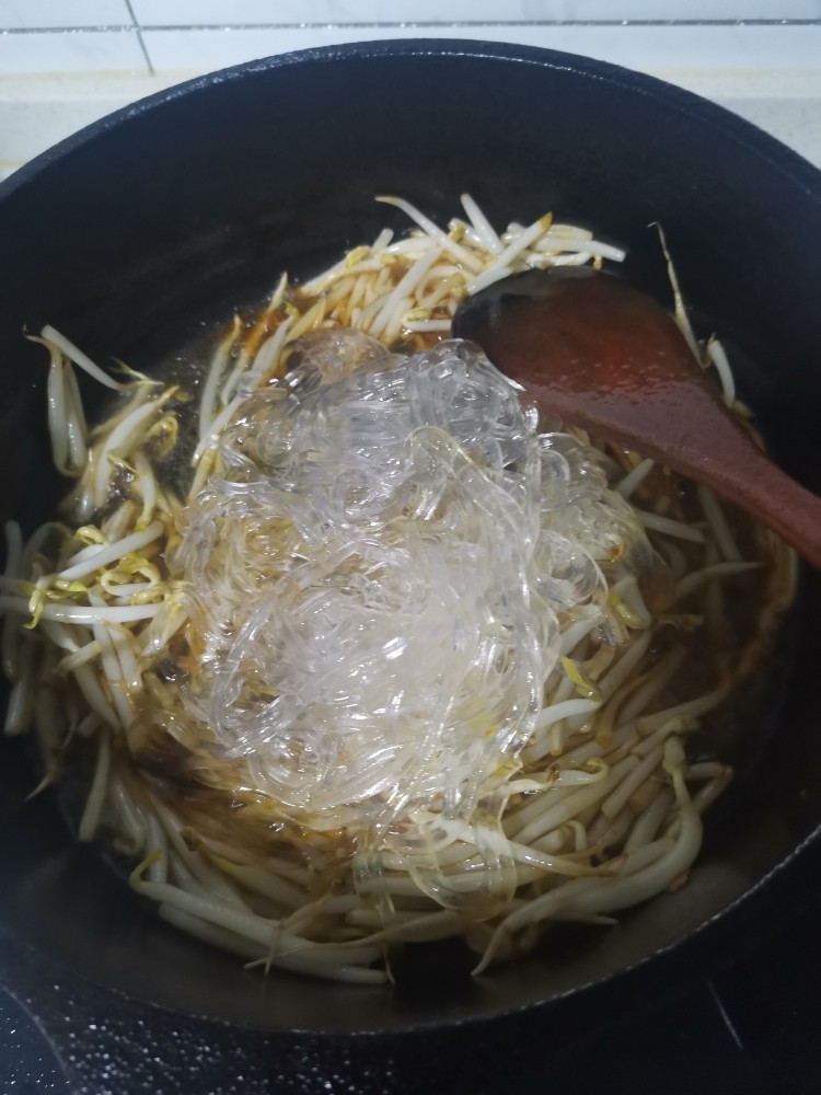 豆芽炒粉丝,豆芽8分熟下粉条