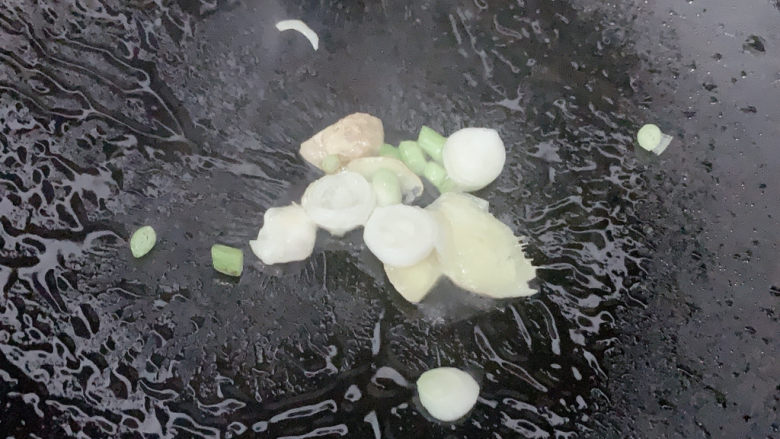羊杂汤,入锅中加适量油,爆炒出香味。