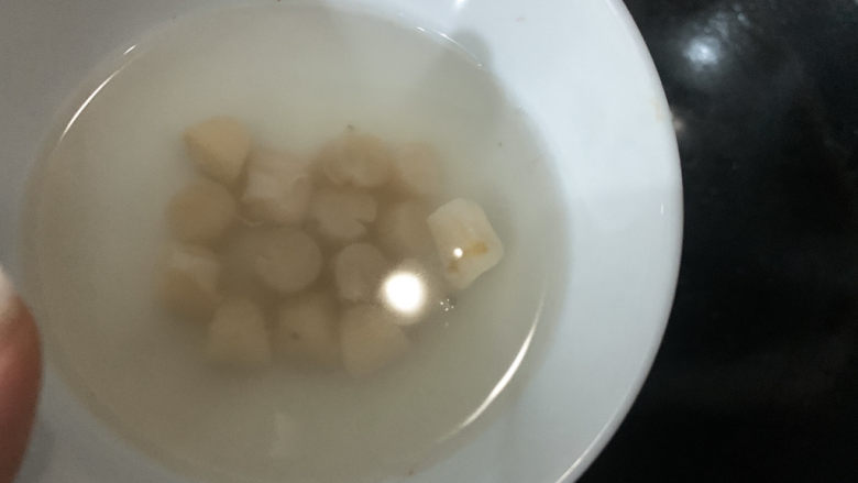 瑶柱萝卜汤,干贝适量提前洗净并泡发,这里注意,洗净之后泡发的水,不要弃用,可直接入锅煮,这样汤会更鲜。