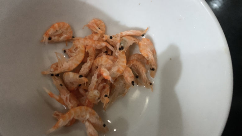 瑶柱萝卜汤,虾皮适量,没有可以不加。