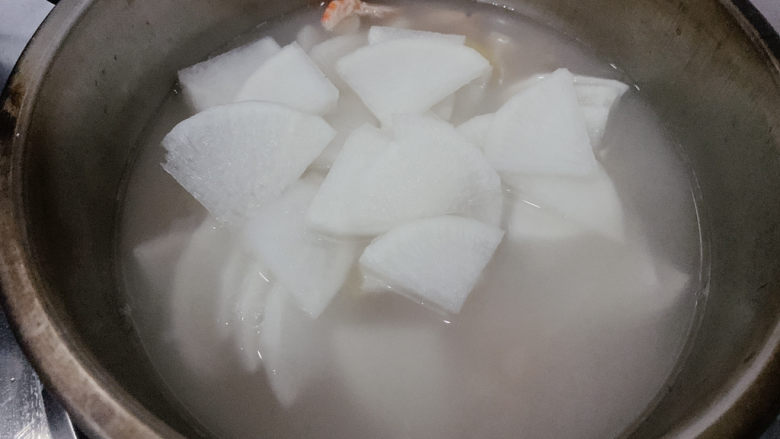 瑶柱萝卜汤,然后煮至5分钟左右,加入白萝卜片,小火慢煲。
